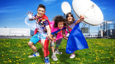 Alex, Angelika och Malin underhåller alla sommarlovslediga barn.