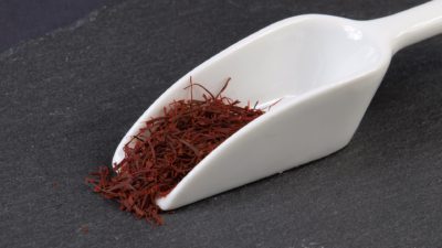Saffranskrydda som ser ut som små röda pinnar.