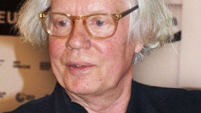 Ulf Stark i glasögon och vitt hår.