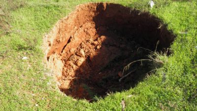 Ett stort hål i en gräsmatta.