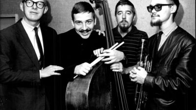 Fyra musiker står på rad med sina instrument. Den andra från vänster är Janne Carlsson.