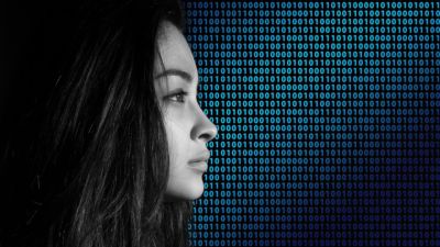 En kvinnas ansikte mot bakgrund av binära siffror.