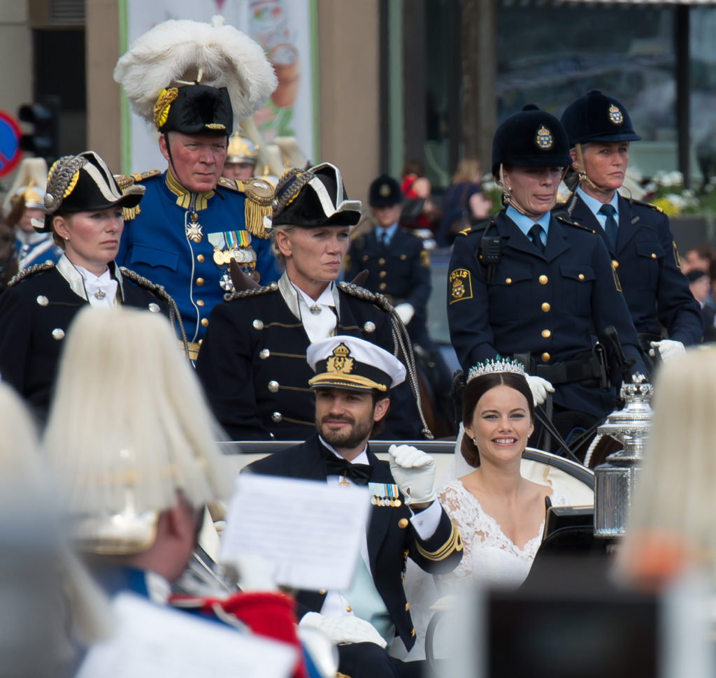Prins Carl Philip och Prinsessan Sofia sitter i en vagn precis när de gift sig.