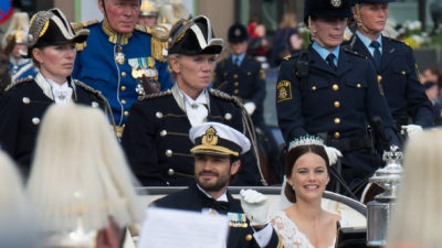Prins Carl Philip och Prinsessan Sofia sitter i en vagn precis när de gift sig.