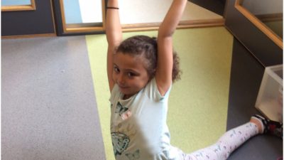 Melinda som har gått ne i split-