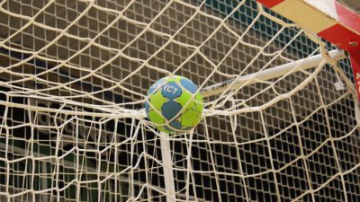 En handboll ligger i ett mål