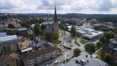 En bild av Borås från luften. Det syns många hus och en hög kyrka.