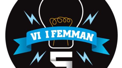 Loggan för tävlingen Vi i femman. Loggan föreställer en glödlampa som det gnistrar blå blixtar från. Under glödlampan finns en femma. Över glödlampan står texten Vi i femman i en blå rosett.