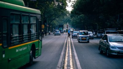 En buss åker på en väg