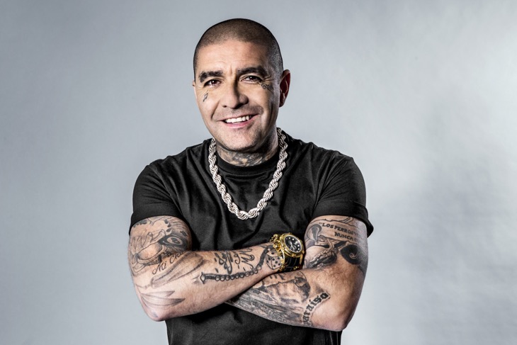 Mendez står med armarna i kors och ler.