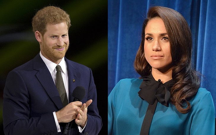 En bild på Prins Harry och en på Meghan. Prins Harry har rött hår och rött skägg. Han har kavaj och slips på sig och småler. Meghan har axellångt hår med lockar längst ner. Hon har en blus med en knuten rosett i halsen. Hon har långa ögonfransar och är sminkad.