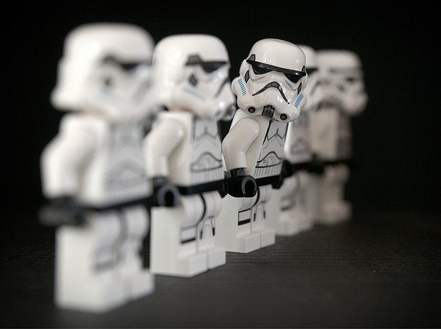 Fem stycken legofigurer som står på rad. Legofigurerna ska se ut som stormtrupper från Star wars i lego.