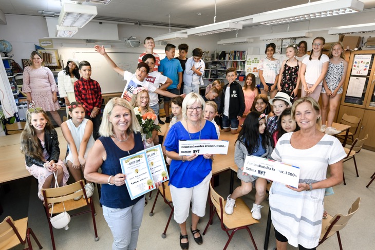 Bild på eleverna i fjärde klass på Fredricelundsskolan, Birgitta Muregård från NWT, klasslärare Kristina Mellring och bildlärare Maria Käck.