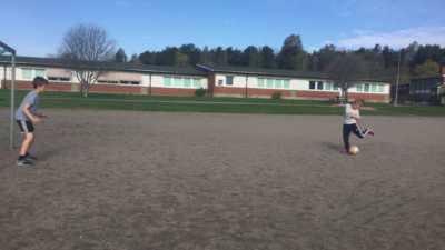 Barn övar på att skjuta fotboll