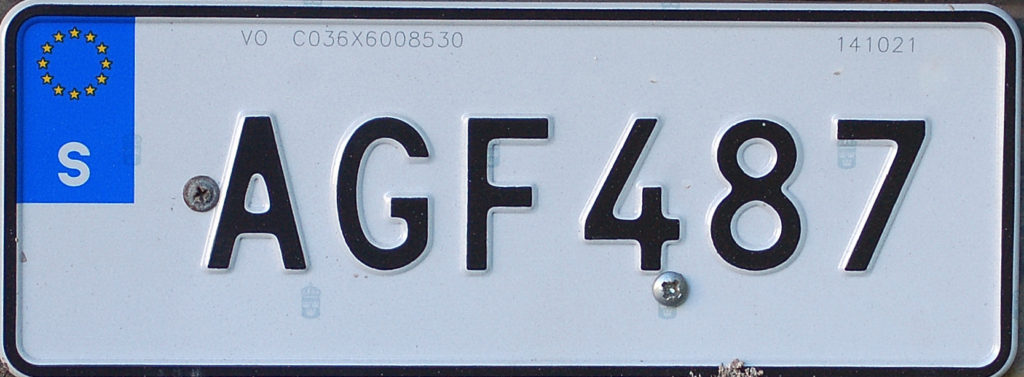 En registreringsskylt med bokstäverna AGF och siffrorna 487