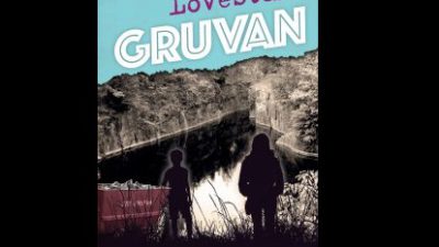 Två skuggor står framför en gruva