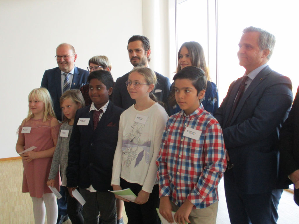 Fem Minireportrar fotas med prinsparet och landshövdingeparet.