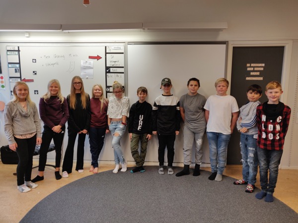 Eleverna i klass 5 på Sjösa skola har snurrat sina tröjor på bilden.