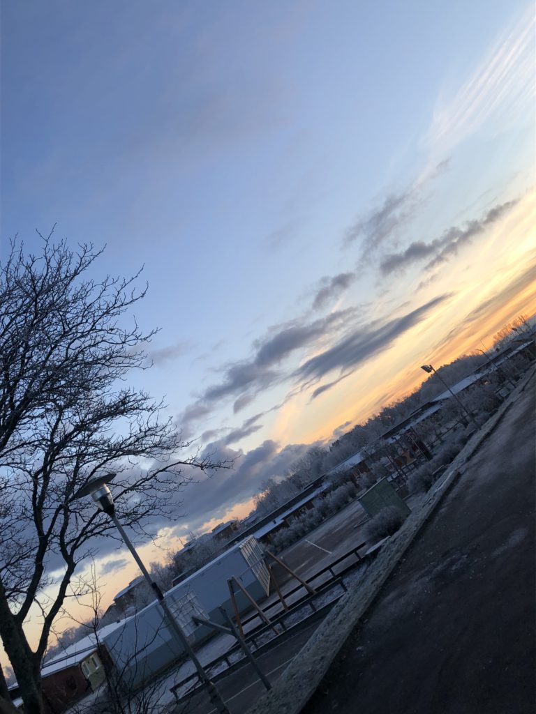 Skymning över ett vintrigt karlstad
