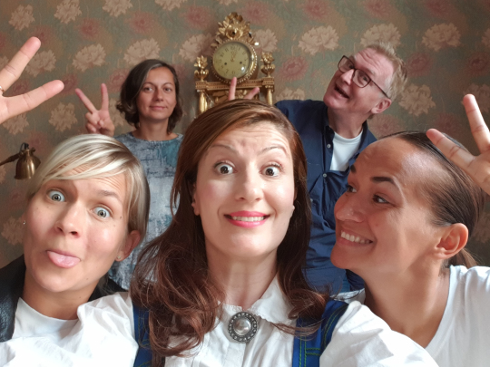 Bild på Nisti Stêrk tillsammans med kollegor. Alla stojar gör knasiga miner.