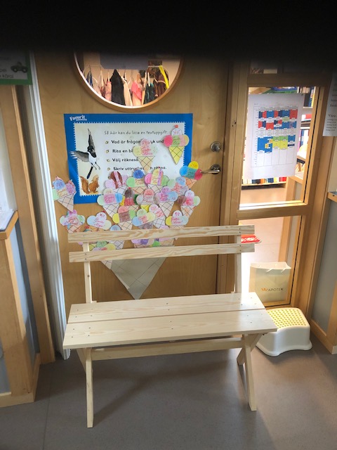 En träbänk med färgglada lappar