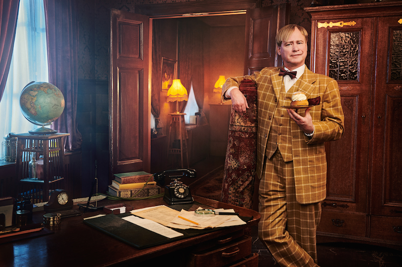 Detektiven Ture Sventon inne på sitt mystiska kontor med en semla i handen.