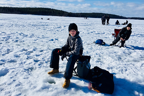 Edvard Nyström njuter av det vackra vädret.