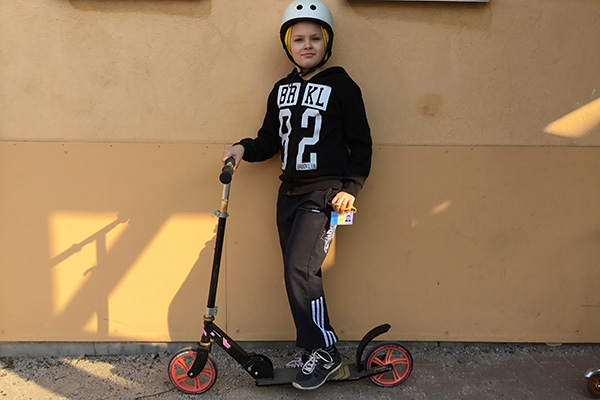 Filip och sparkcykel