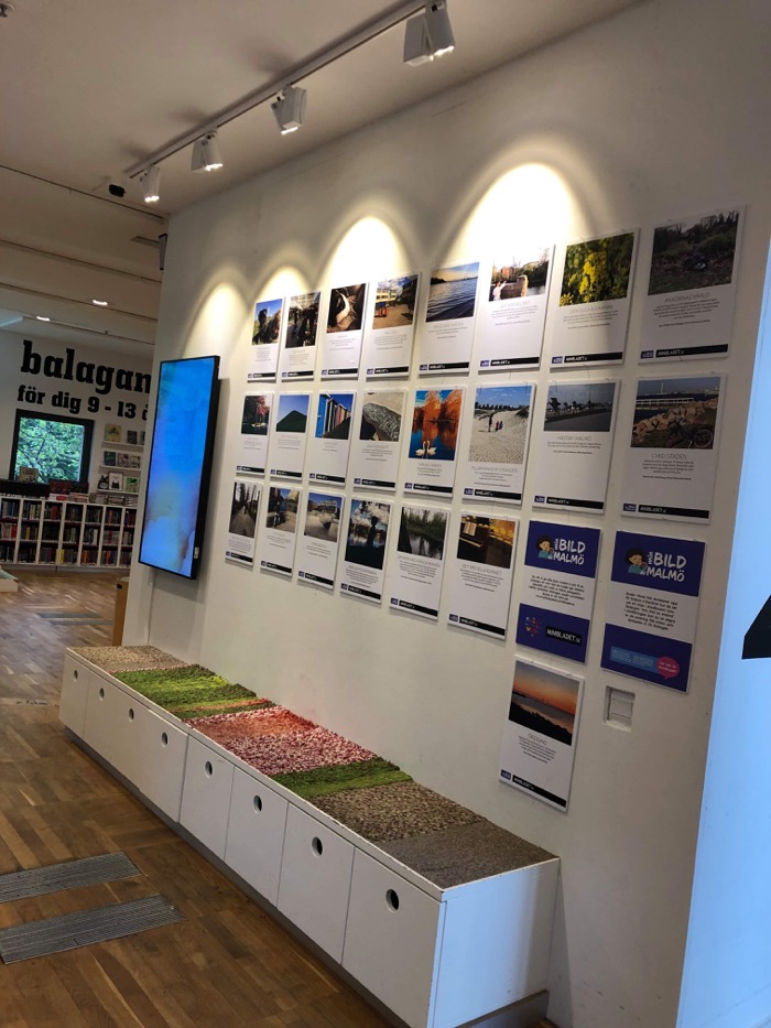 Bilder på väggen på Malmö stadsbibliotek
