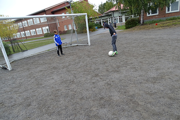 Elever som spelar fotboll.