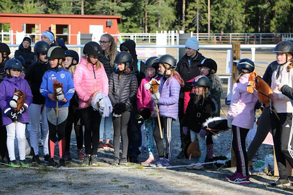 Barn som väntar på att få delta i käpphästtävlingen.