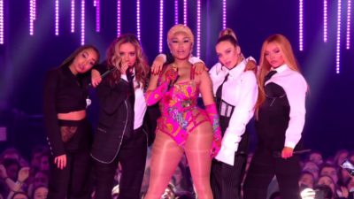 Nicki Minaj tillsammans med andra personer under VMA