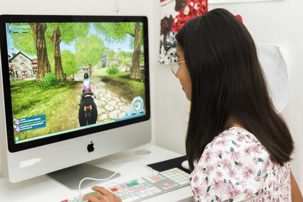 En tjej som spelar hästspelet Star Stable.