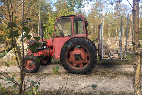 Ett foto på en röd traktor som heter Buster