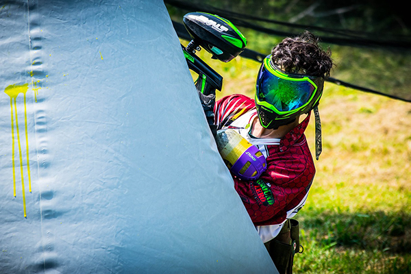 Foto på en person som spelar paintball.