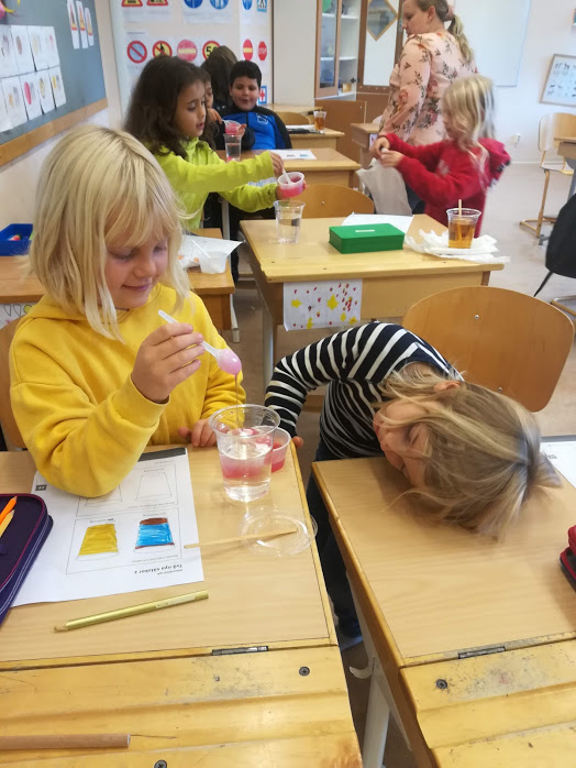 Foto på Linnea och Dante i klassrummet.