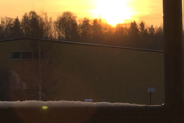 Foto på ett vinterlandskap genom ett fönster.