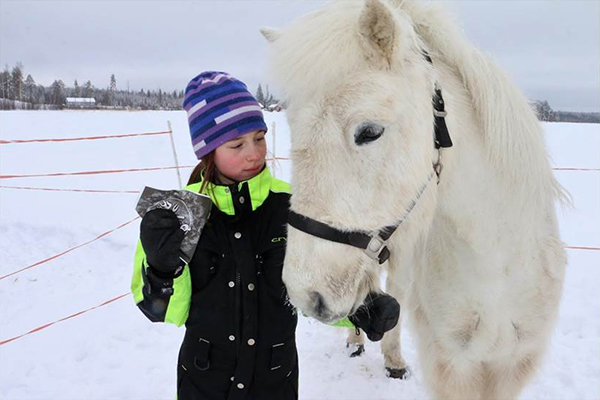 Filippa Lindholm med sin vita häst.
