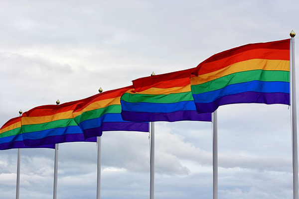 Prideflaggor som vajar i vinden.