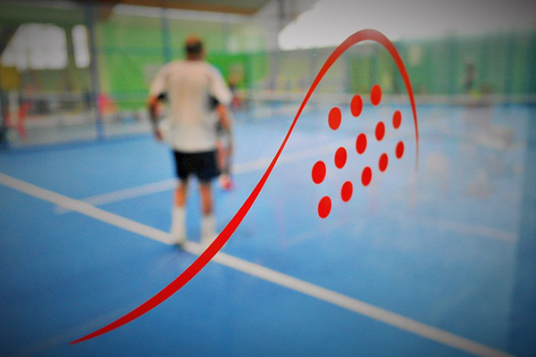 En person som spelar padel.