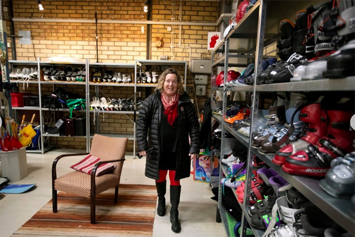 Anette Myrestam står bland hyllor med sportutrustning.