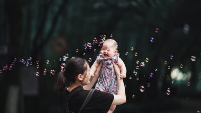 En mamma och en bebis