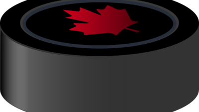 En puck med ett lönnblad på.