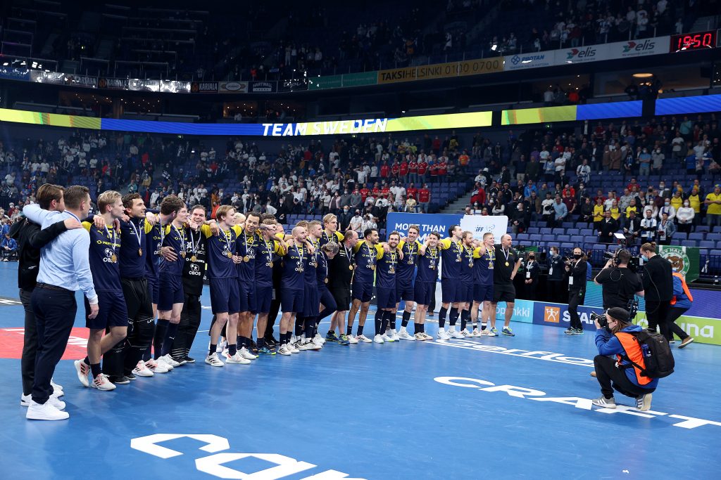 Det svenska landslaget står på rad och tar emot publikens hyllningar